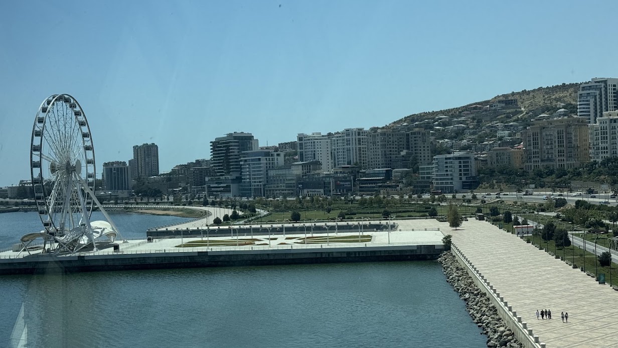 הגלגל הענק Baku Eye בטיילת באקו על רקע הים הכספי
