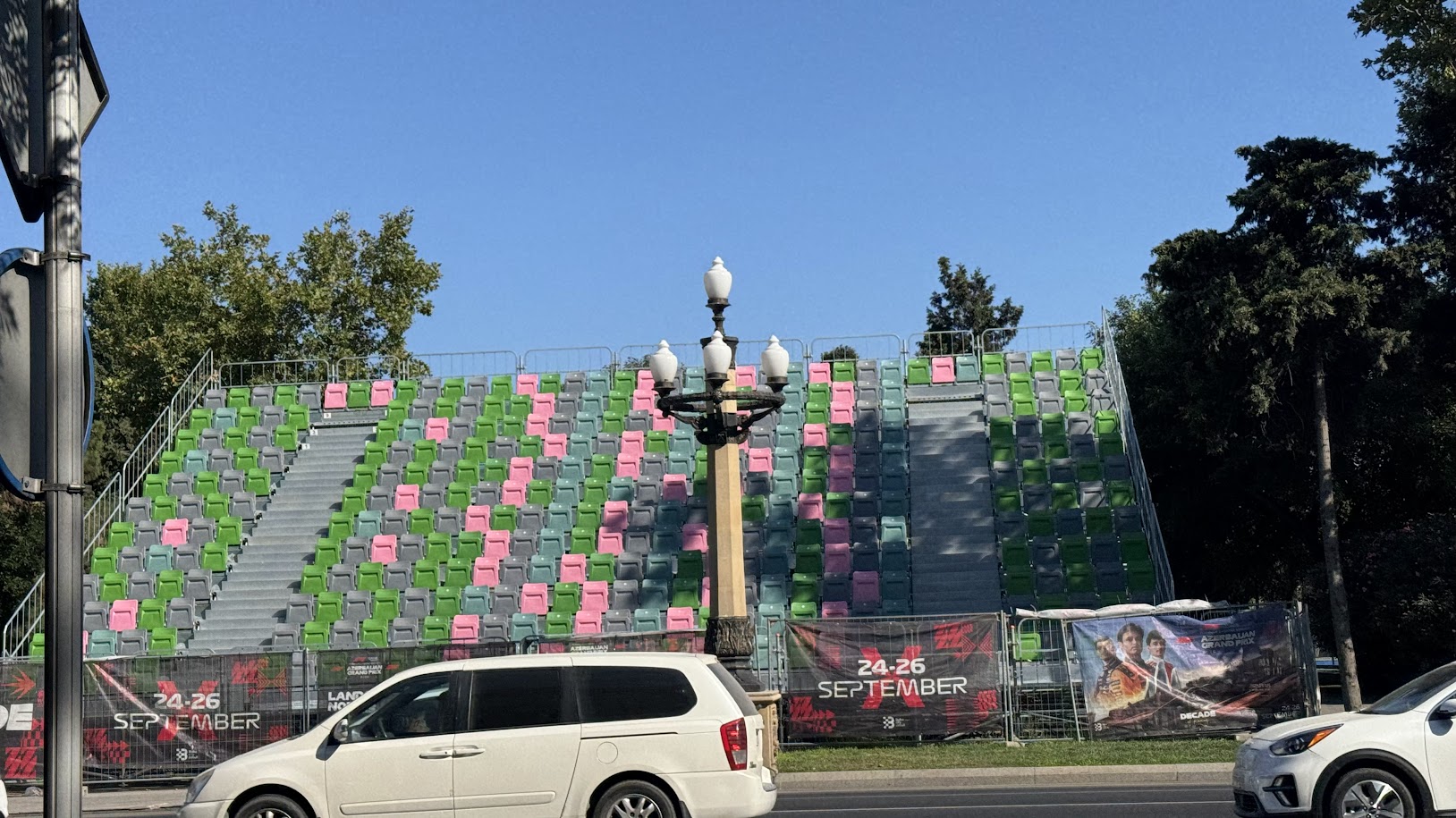 יציע צופים צבעוני במסלול באקו סיטי לפני הגרנד פרי 2026