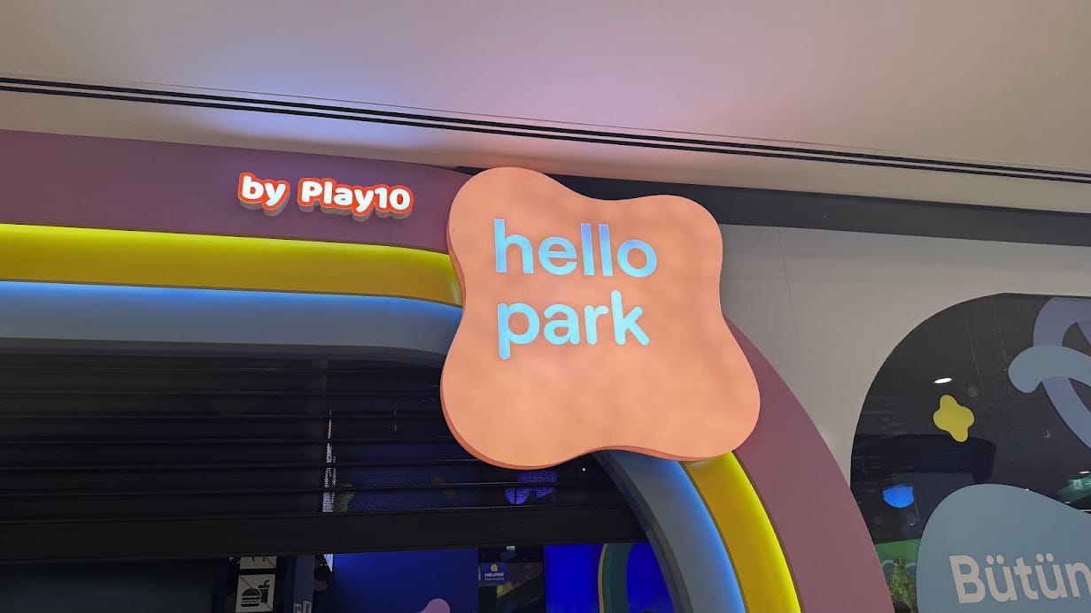 שלט הכניסה של Hello Park by Play10 בקניון Crescent בבאקו