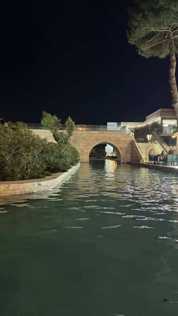 ונציה הקטנה בבאקו בלילה