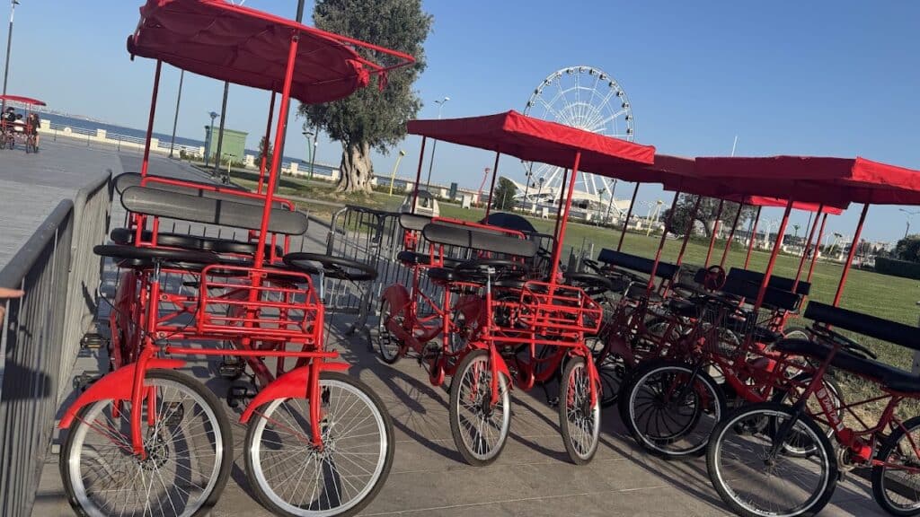 עמדת השכרת קורקינטים חשמליים בטיילת באקו