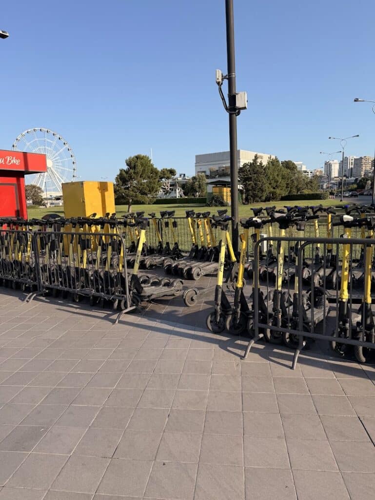 קורקינטים חשמליים להשכרה לאורך הטיילת בבאקו